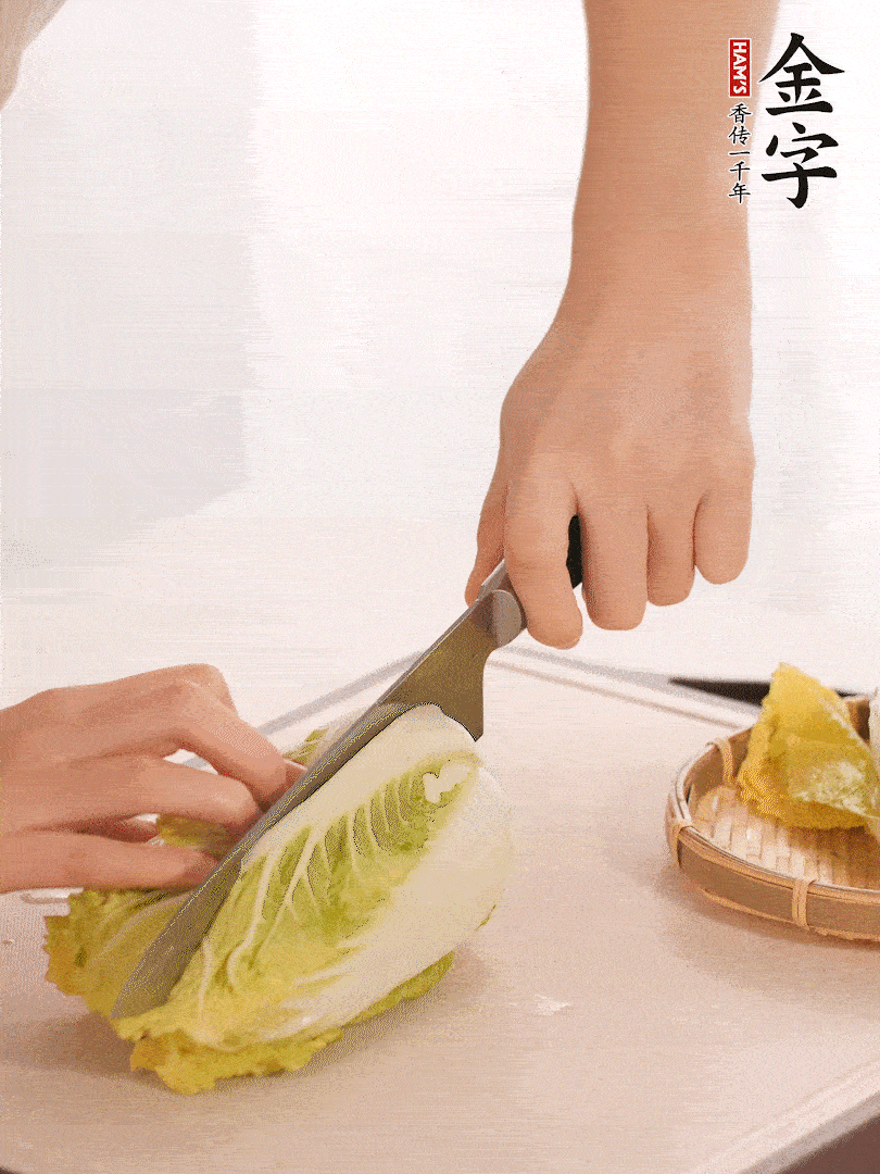 生姜切末，白菜改刀成成块。