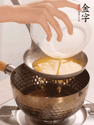 鸡蛋过筛子倒入油锅炸成蛋酥，沥干油。